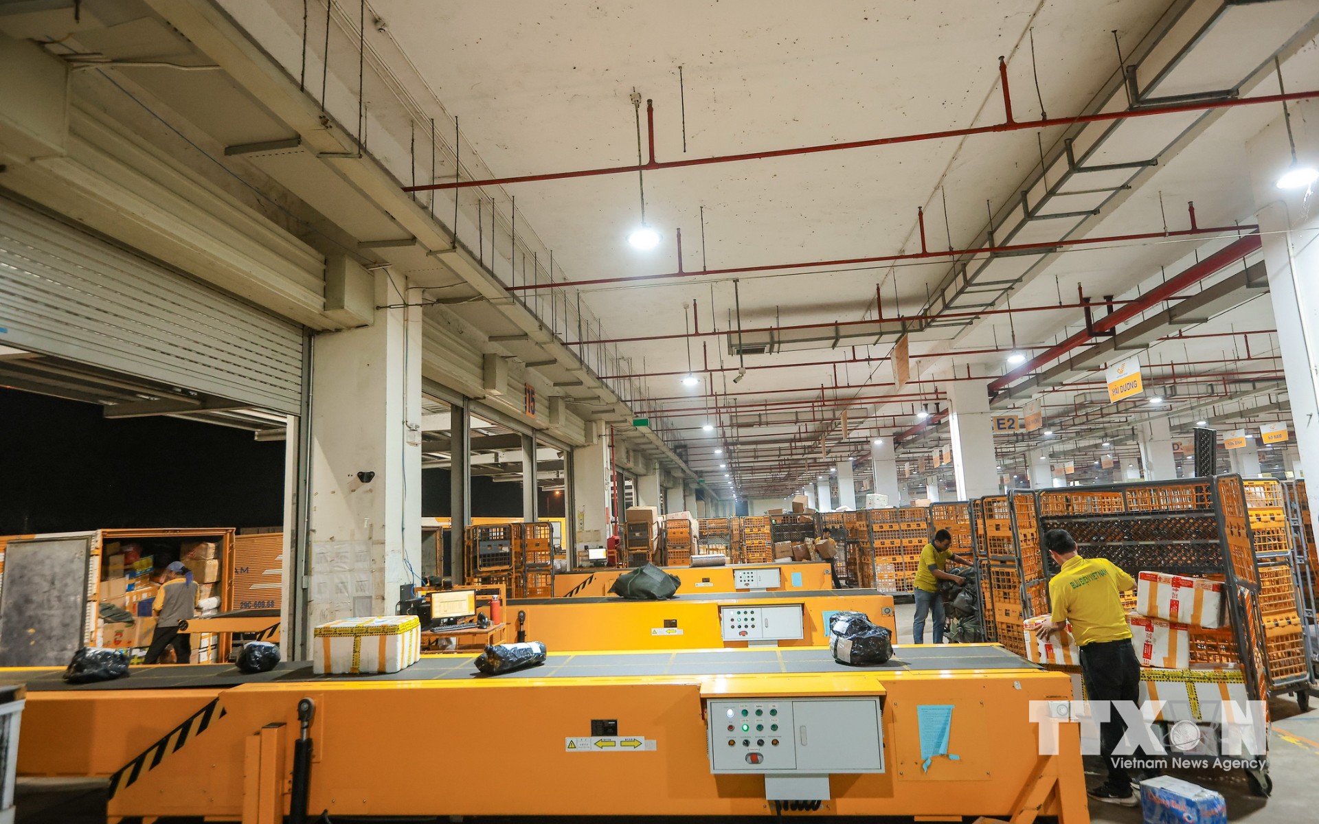Hệ thống băng chuyền hiện đại của Vietnam Post giúp vận chuyển bưu phẩm trực tiếp đến xe trung chuyển, rút ngắn thời gian khai thác, giảm sức lao động và bảo đảm an toàn hàng hóa. (Ảnh: Hoàng Hiếu/TTXVN)